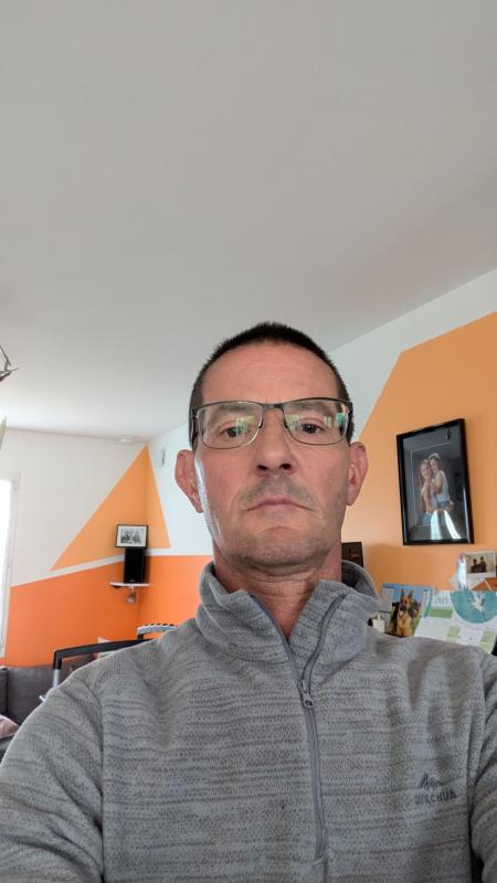 Stéphane  47 ans Les Aix d'Angillon