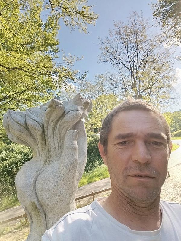 Valentin  43 ans Mouliets et Villemartin