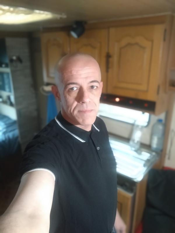 Johnny  46 ans Blanzay