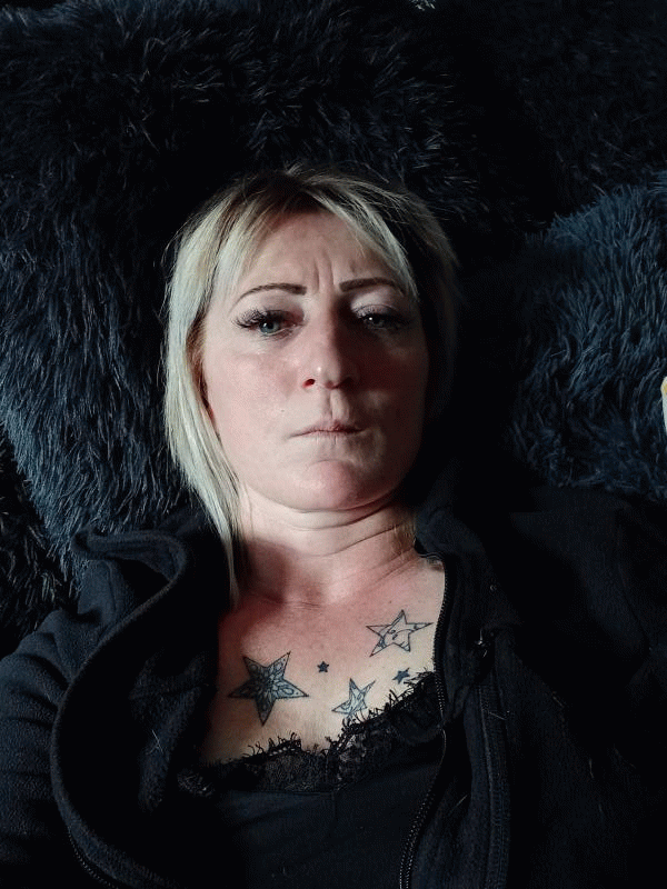 Laetitia  45 ans La Table