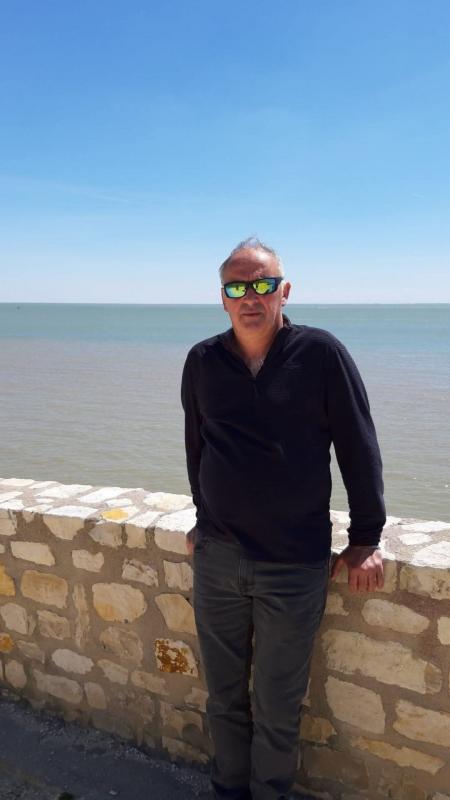 Serge  64 ans Boscamnant