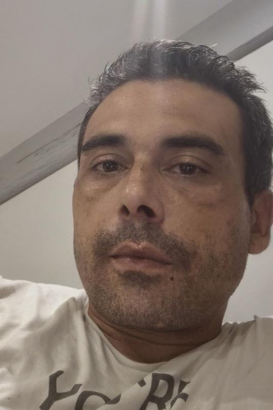 Xavier  36 ans La Penne sur Huveaune