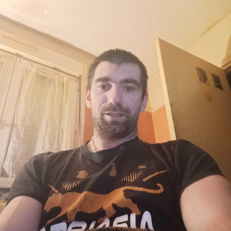 Brian 29 ans Châlons en Champagne