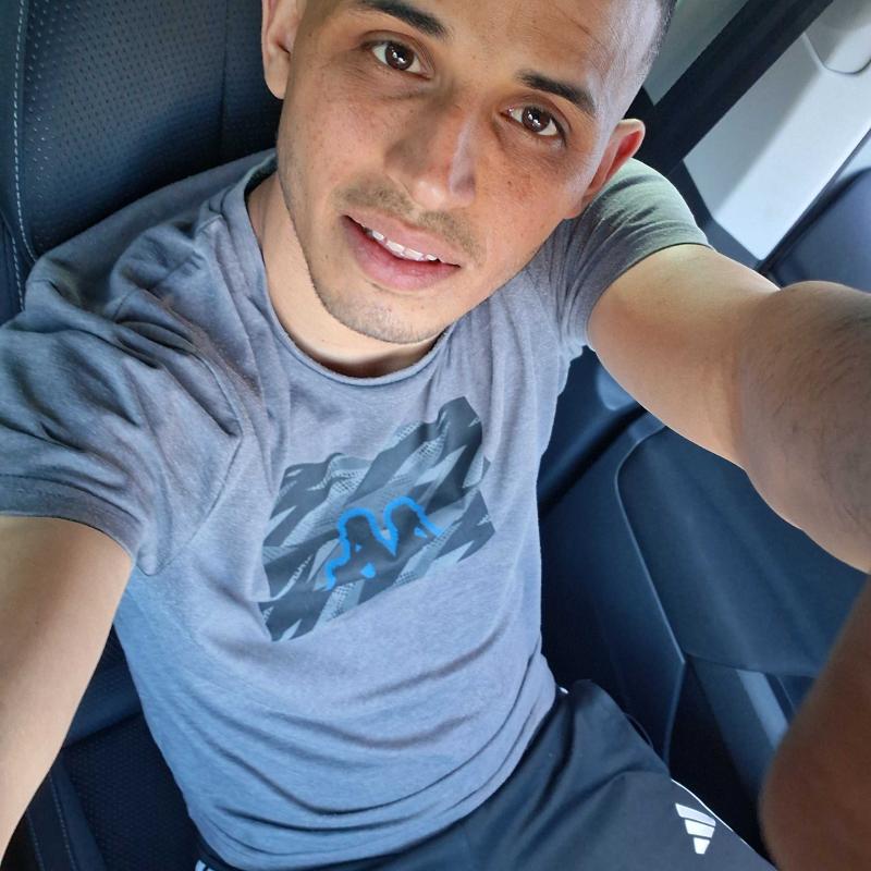 tarek 32 ans Les Essarts le Roi