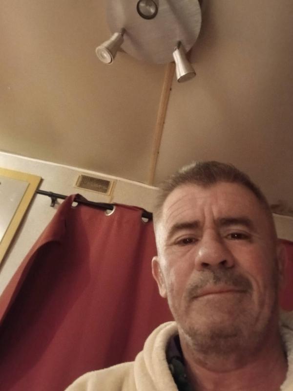 Oligui 52 ans Le Mesnil en Vallée