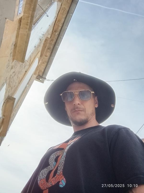 John 41 ans Agen