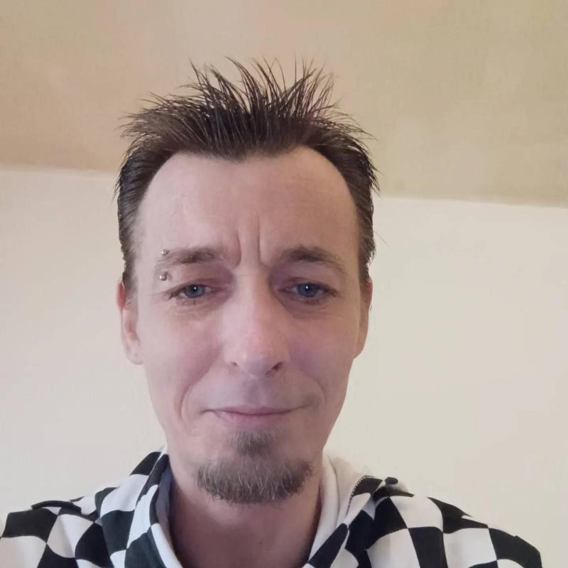 Damien 41 ans Gex