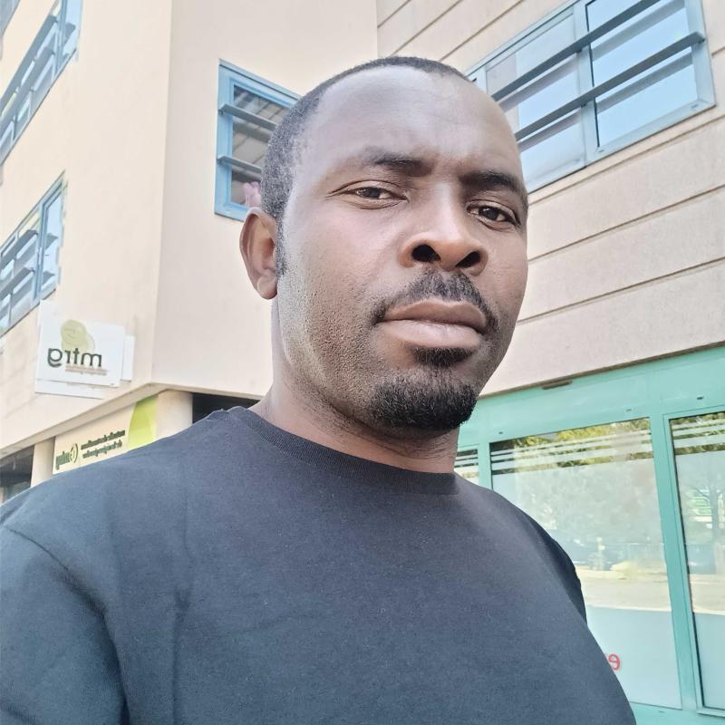 Léo 36 ans Givors