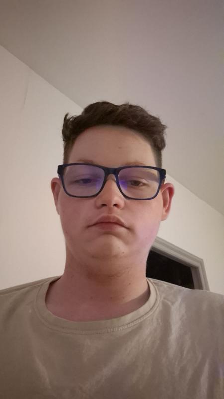 Esteban  19 ans Saint Maixent l'École