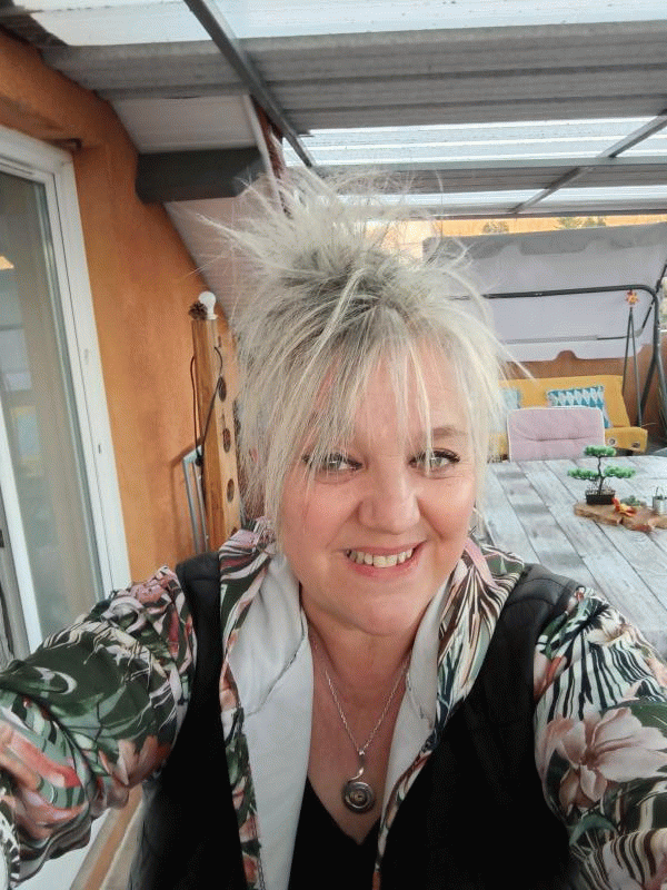 Hélène  57 ans Tournay
