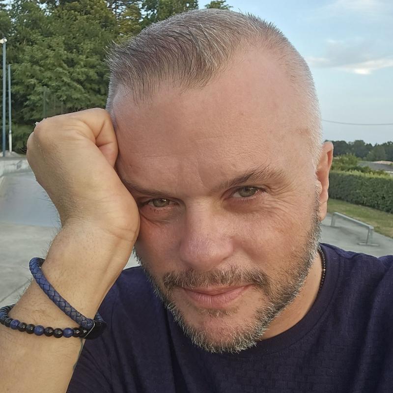 nicolas 48 ans Béziers
