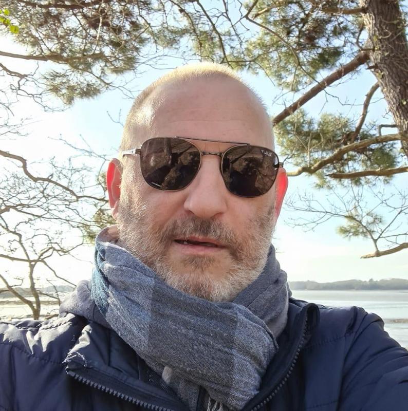 cyril 49 ans paris 10eme arrondissement