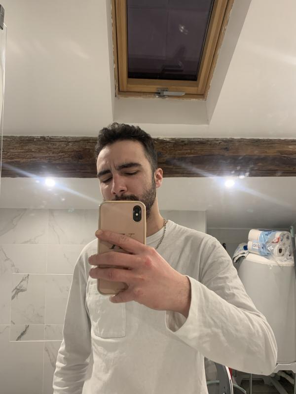 Hugo 24 ans Pierre Bénite