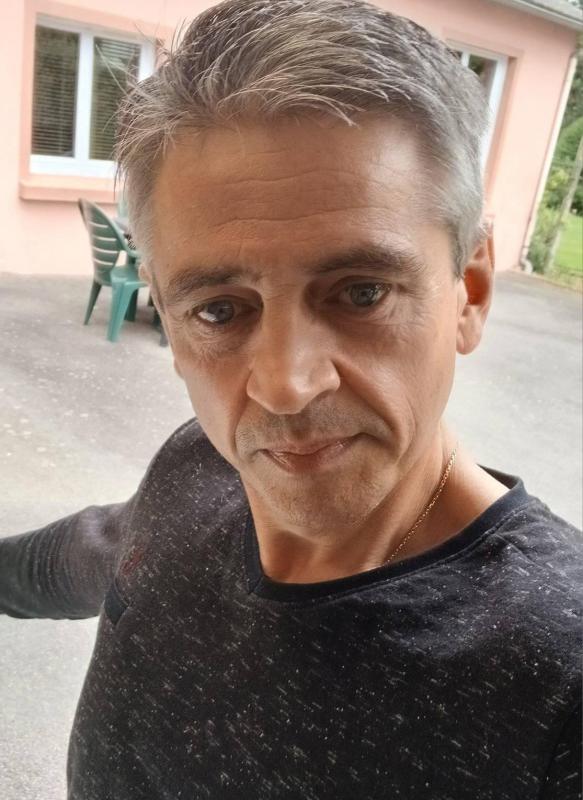eric 56 ans Nîmes