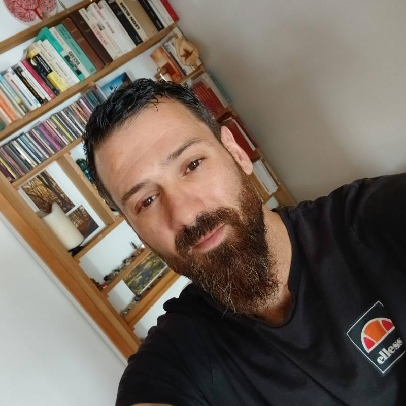 omar 38 ans paris 10eme arrondissement