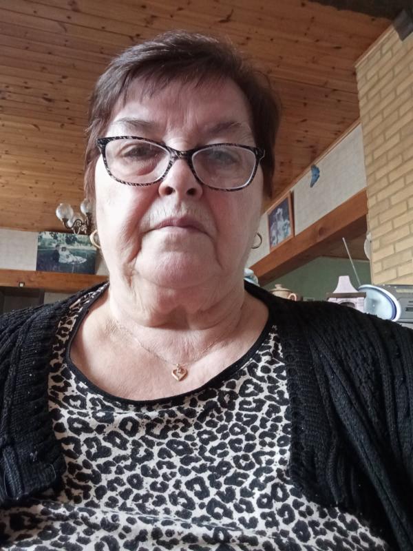Simone  77 ans Givet