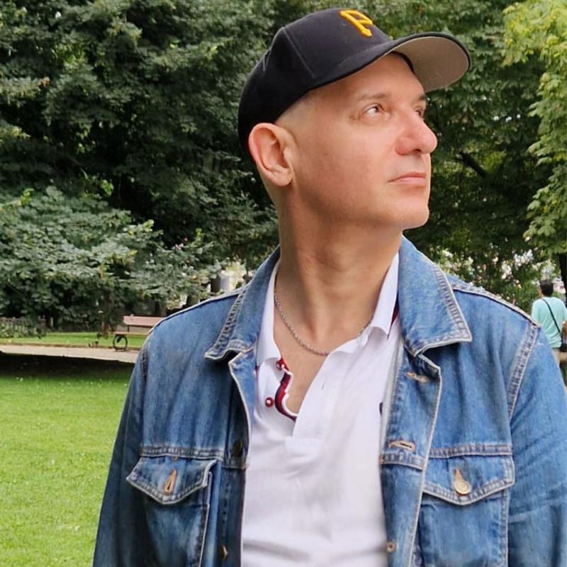 mike 48 ans paris 8eme arrondissement