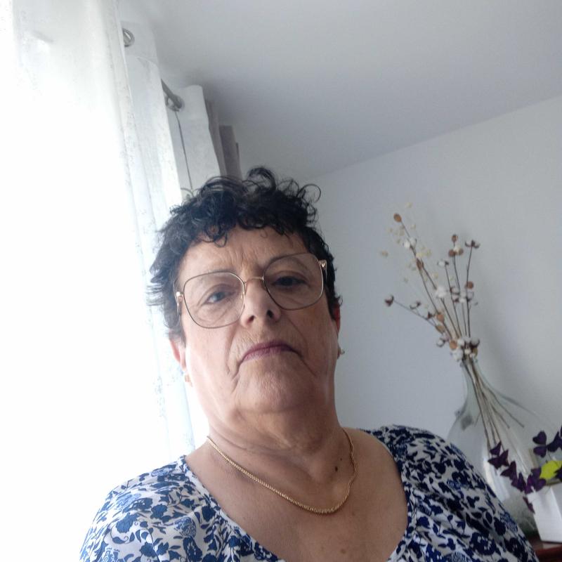 flora 66 ans Doué la Fontaine