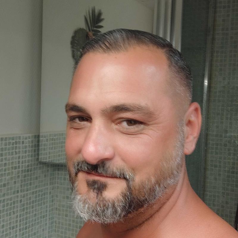 Loic 44 ans Saint Laurent des Arbres