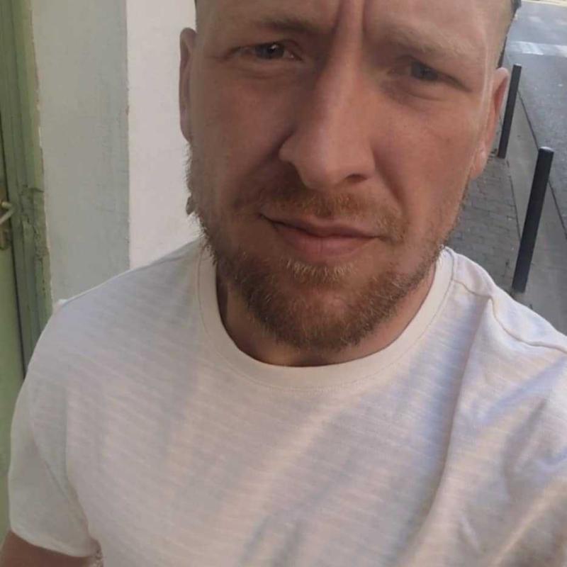 jhon 34 ans Ille sur Têt