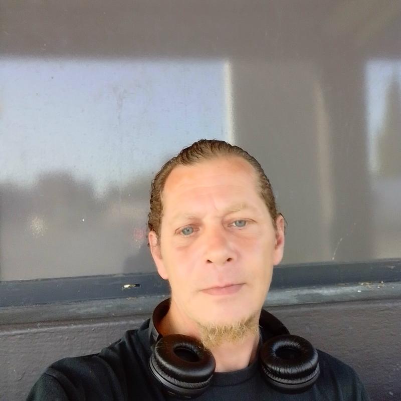 nico 47 ans Orange