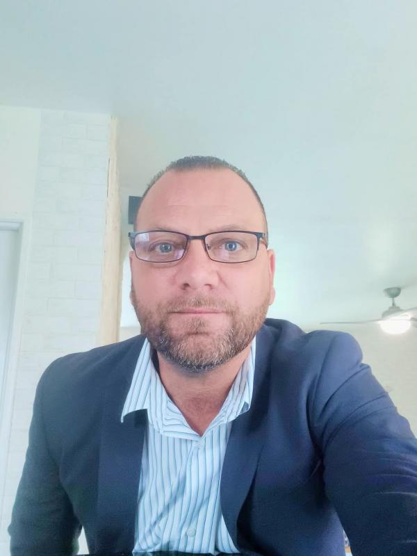 Julien  44 ans Campagne