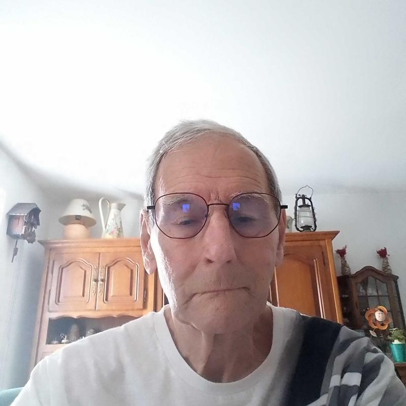 Pierre  77 ans Charny