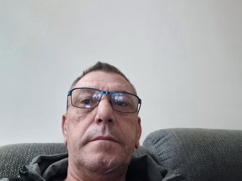 Laurent  52 ans Ardelles