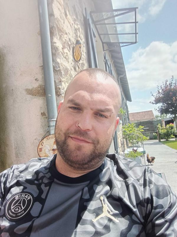 Maxime 32 ans La Chaize le Vicomte