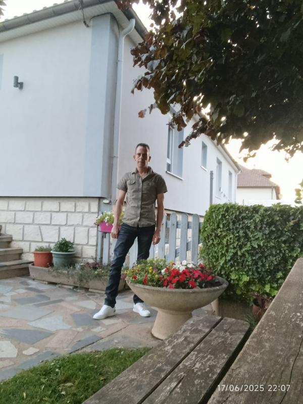 Anthony  42 ans Louverné