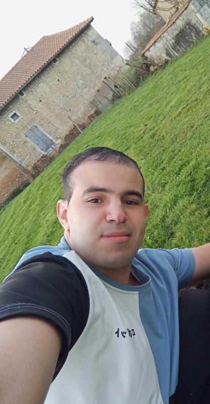 Roukaila larbi 26 ans Belleydoux