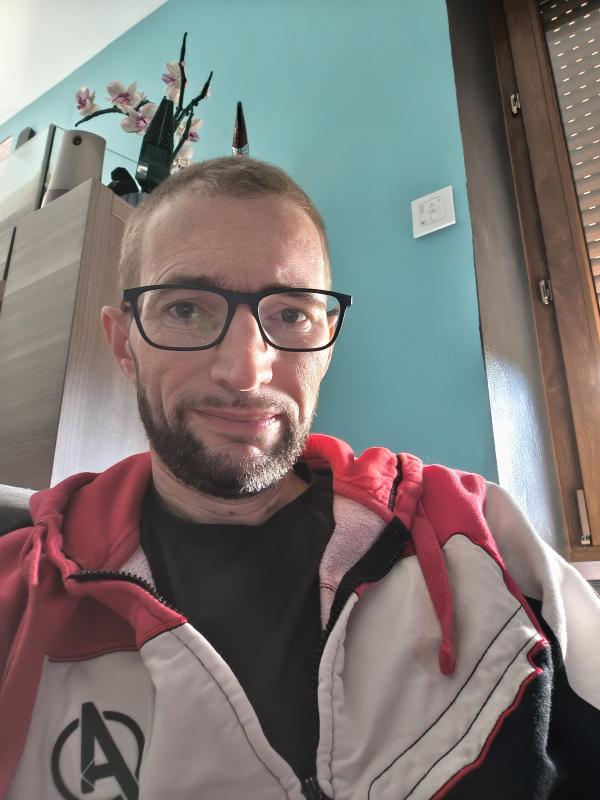 Damien  42 ans Montaigu le Blin