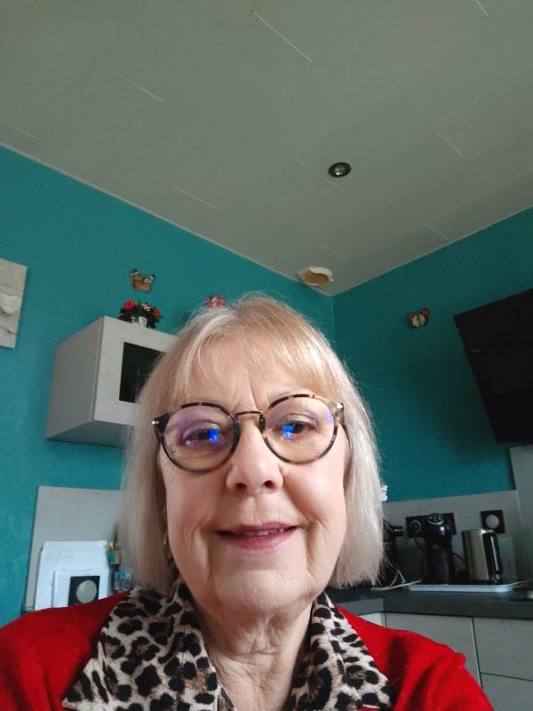 Belle blonde 65 ans Château Porcien