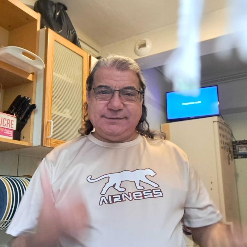 Carlos  60 ans paris 19eme arrondissement