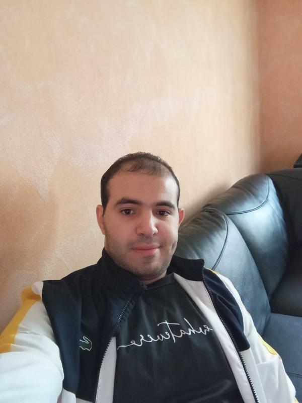 Roukaila larbi 27 ans Belleydoux