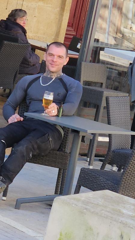 Raphaël  42 ans Cauchy à la Tour