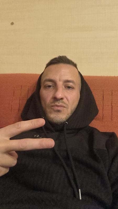 Chris  37 ans Neuilly en Thelle