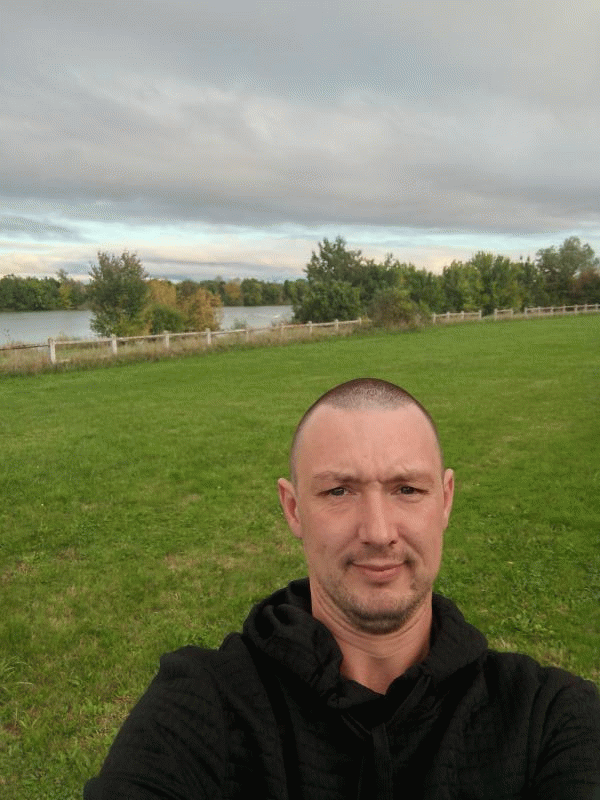 Julien  36 ans Althen des Paluds