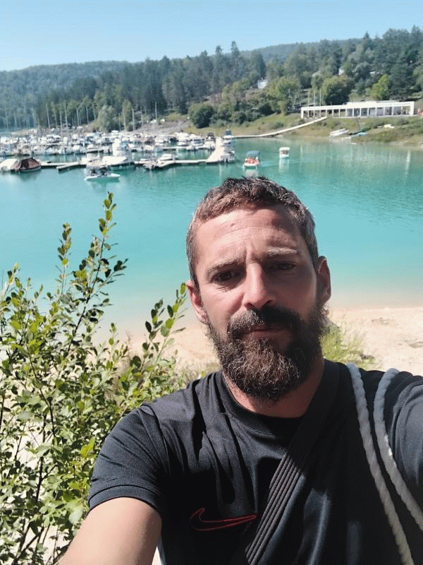 Jonathan  39 ans Ecole Valentin