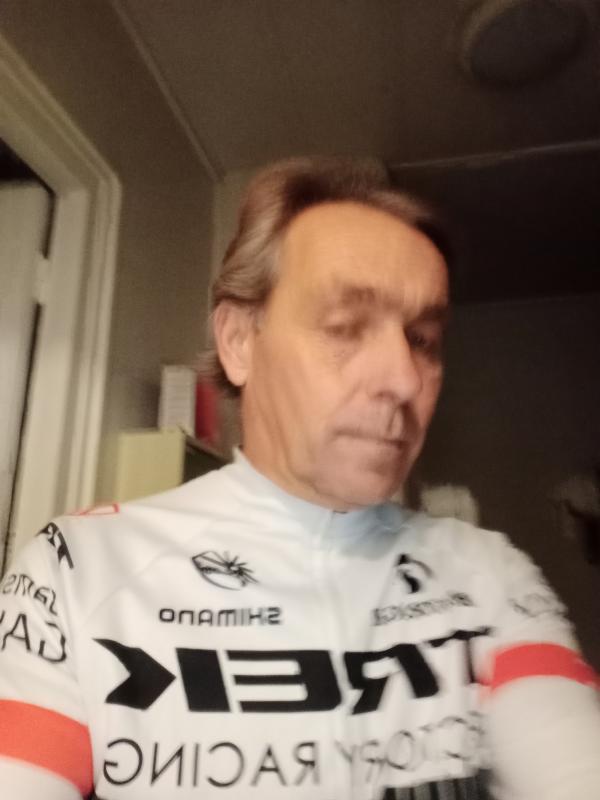 guy 60 ans Compiègne