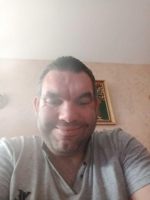 Yannick  43 ans Pau