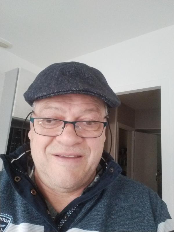 Julien 59 ans Ars les Favets