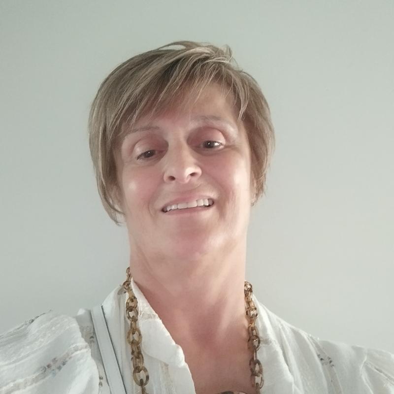 Angèle  61 ans Méry