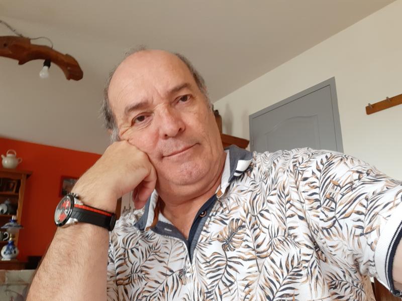 Mike 67 ans Vinzelles