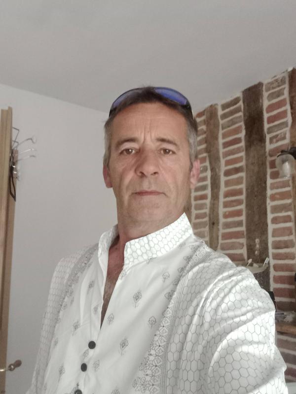 loic 52 ans Manneville la Goupil