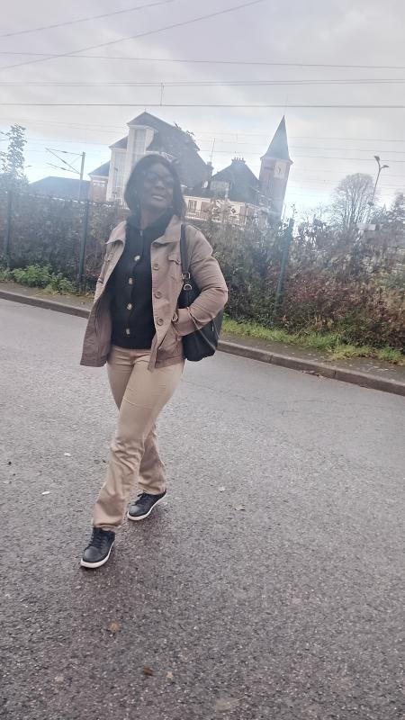 Cynthia  42 ans Noyon