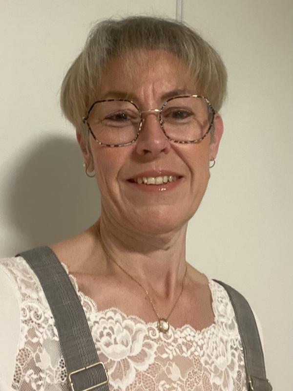 Sourire ensoleillé  49 ans Les Touches