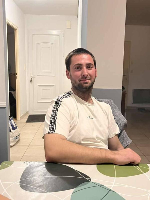 simon 28 ans Grosbreuil