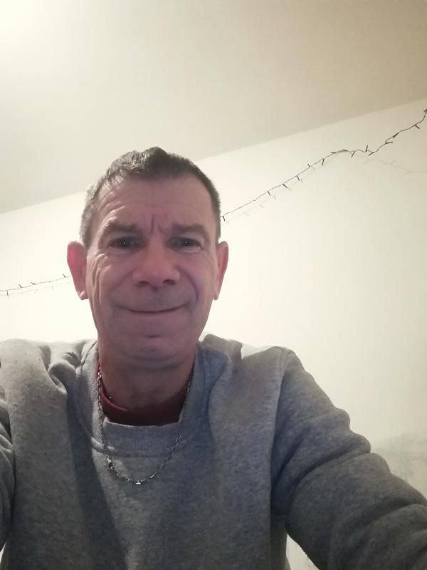 Eric 53 ans Langueux