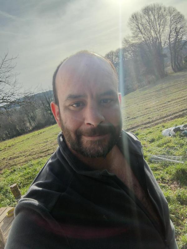Simon  43 ans Uzerche